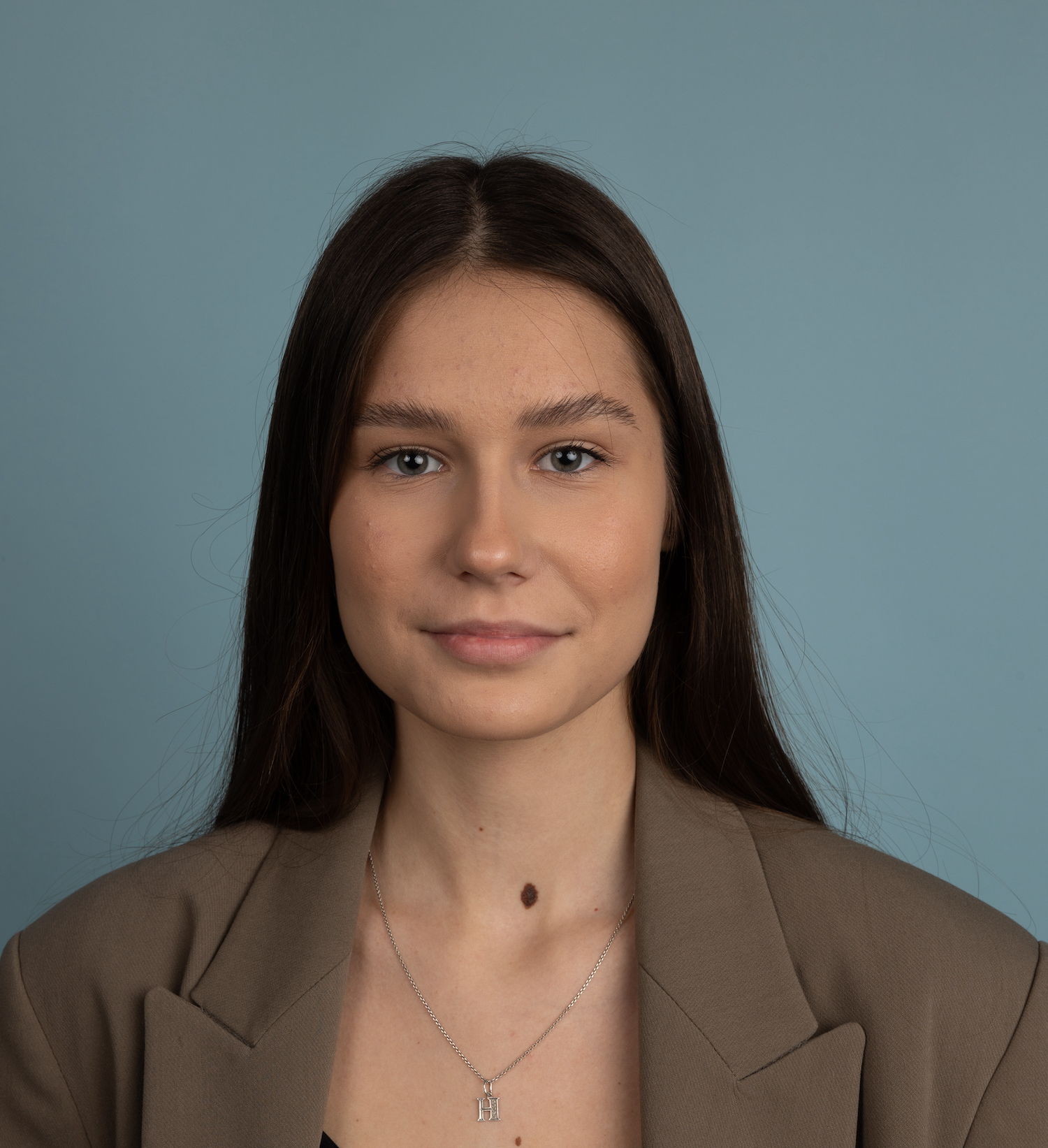 portrait of girl before automatic photo retouching