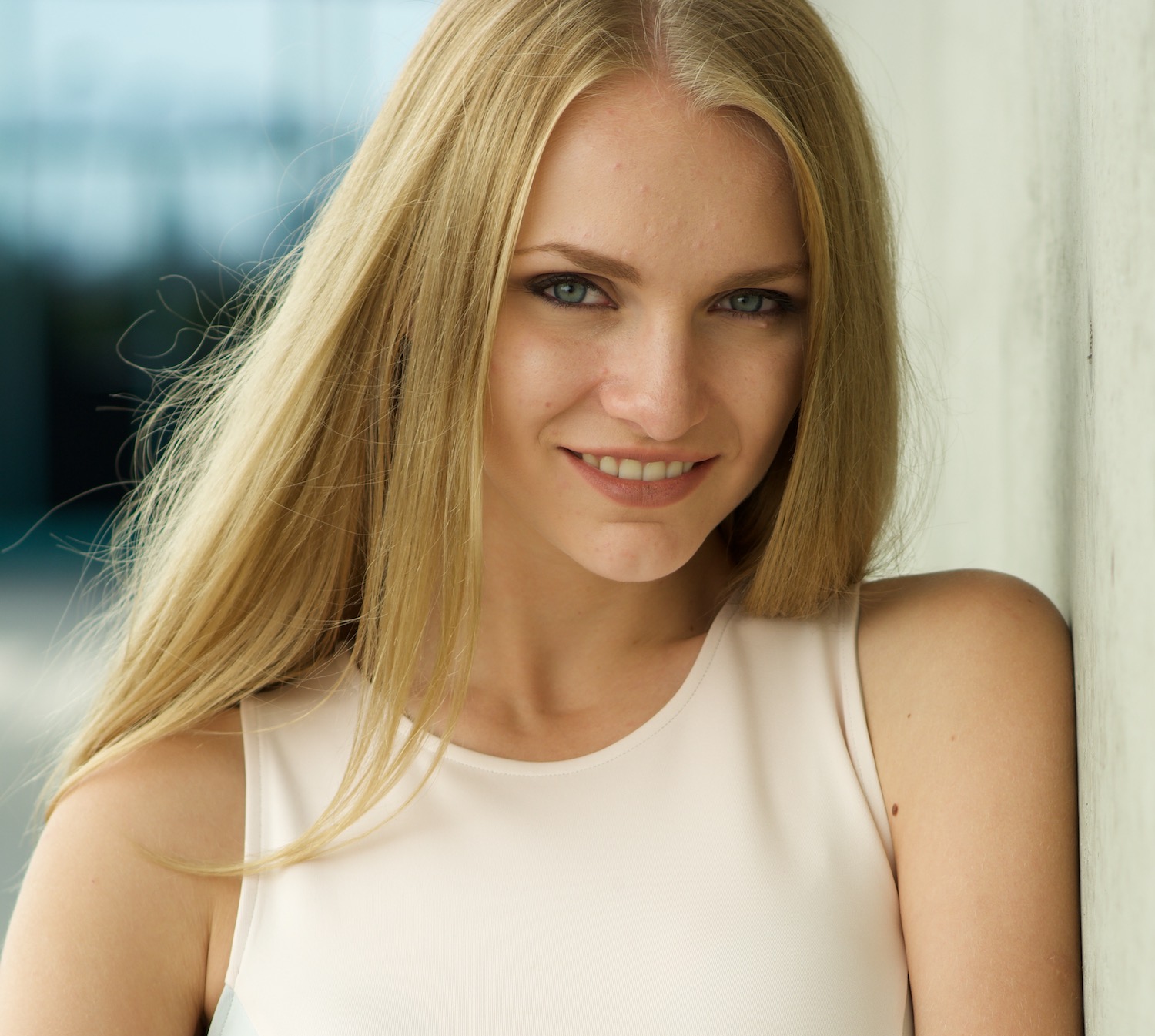 portrait of girl before automatic photo retouching